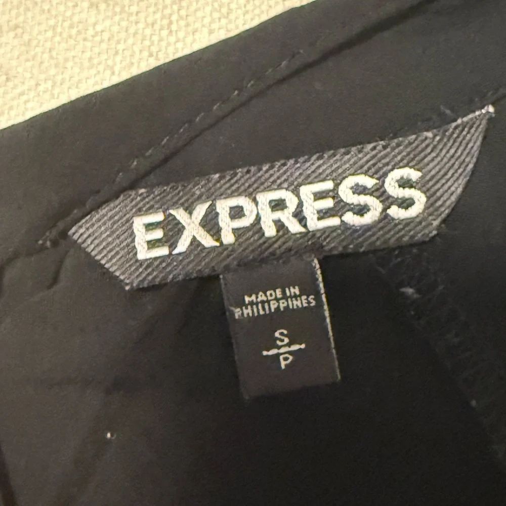 Express cold shoulder top size S